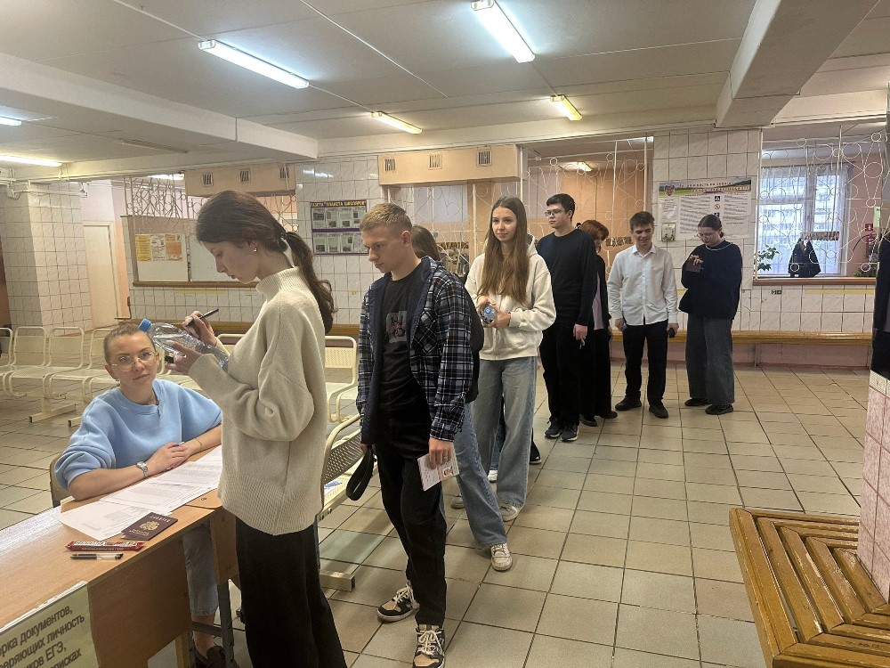 30 мая обучающиеся 11, 12 классов МОУ «Сланцевская СОШ №6» сдавали ЕГЭ по русскому языку.