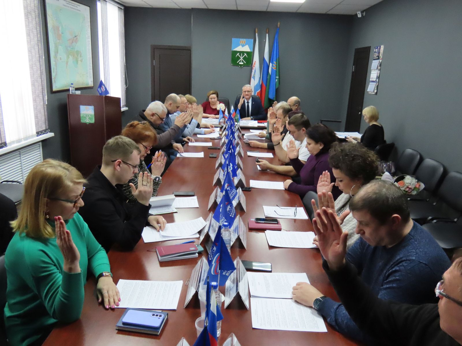 Глава города Сланцы Вадим Богданов провел очередное заседание совета депутатов.