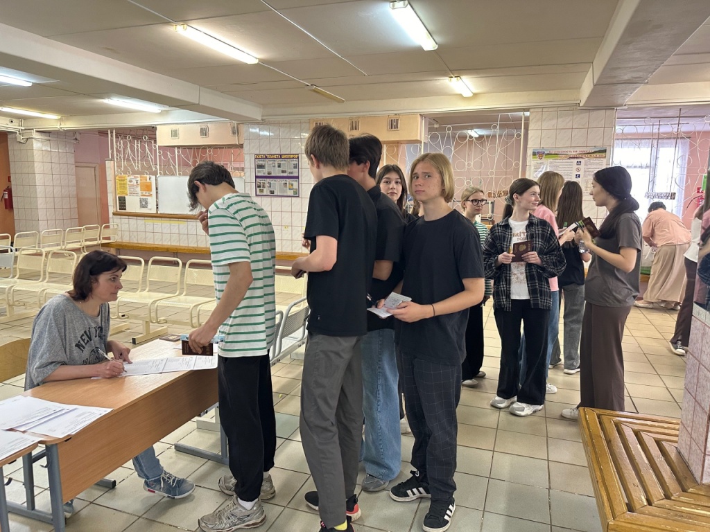 Продолжается основной этап ГИА - 9. 10.06.2024 года 45 выпускников 9 классов школ Сланцевского района сдавали экзамен по информатике.